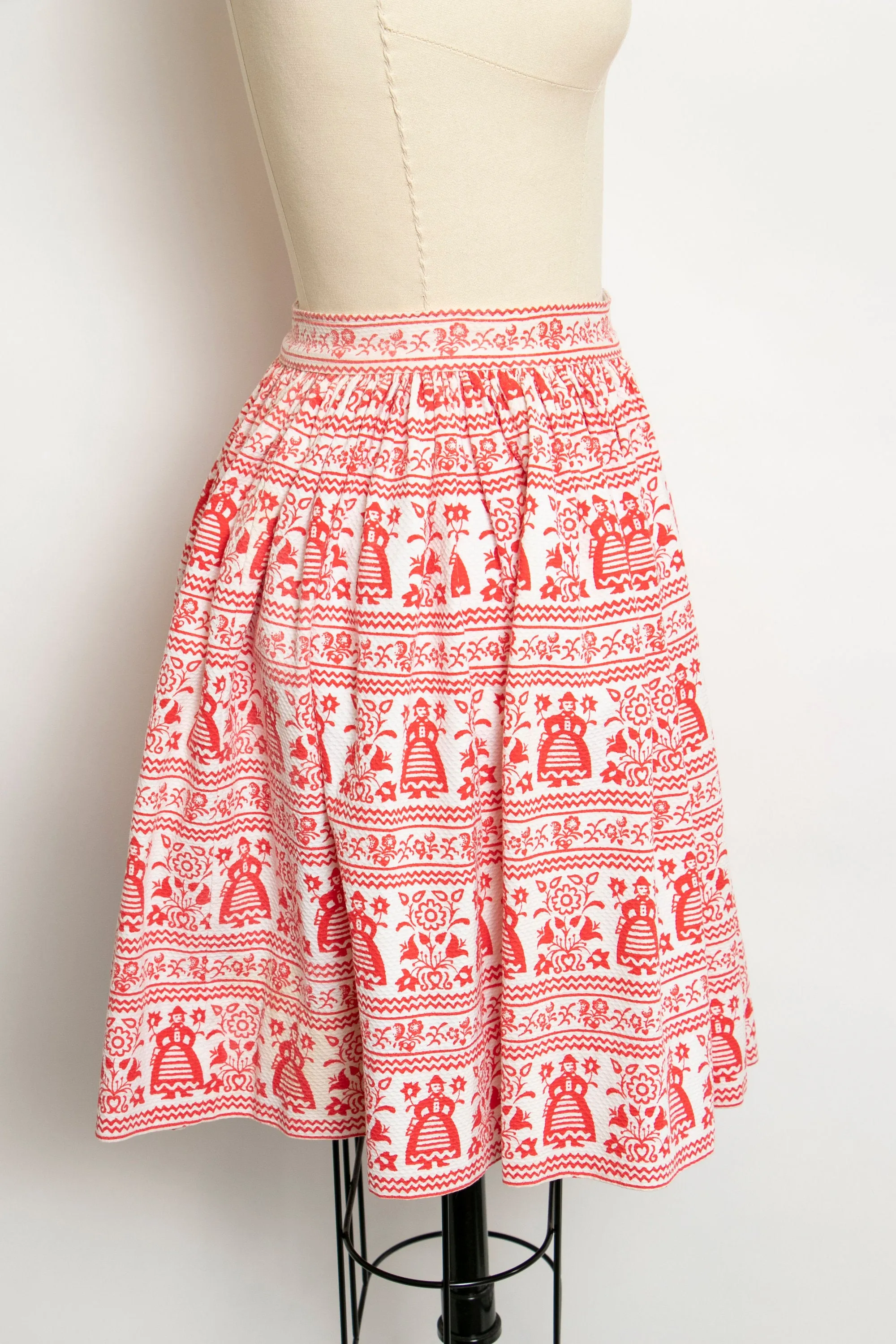 1950s Full Skirt Cotton Folk Printed 50s XS Petite