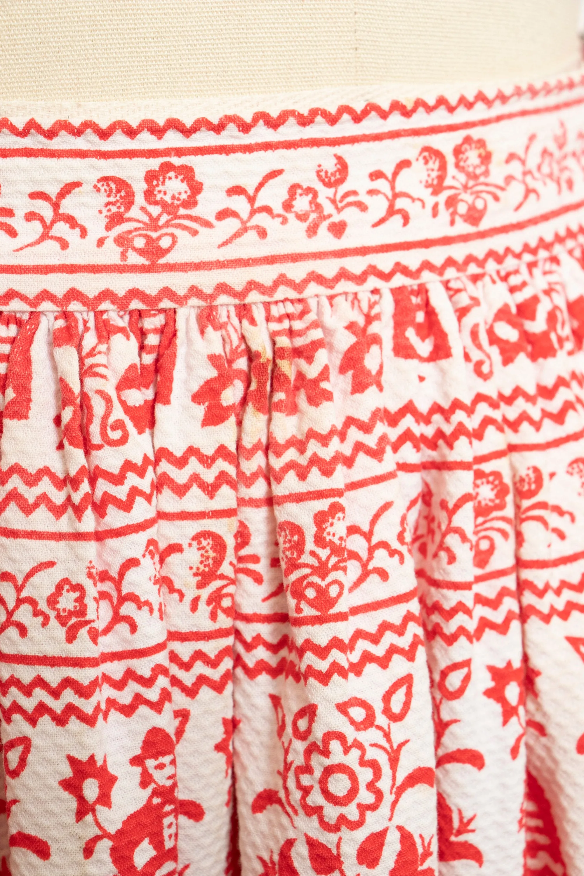 1950s Full Skirt Cotton Folk Printed 50s XS Petite