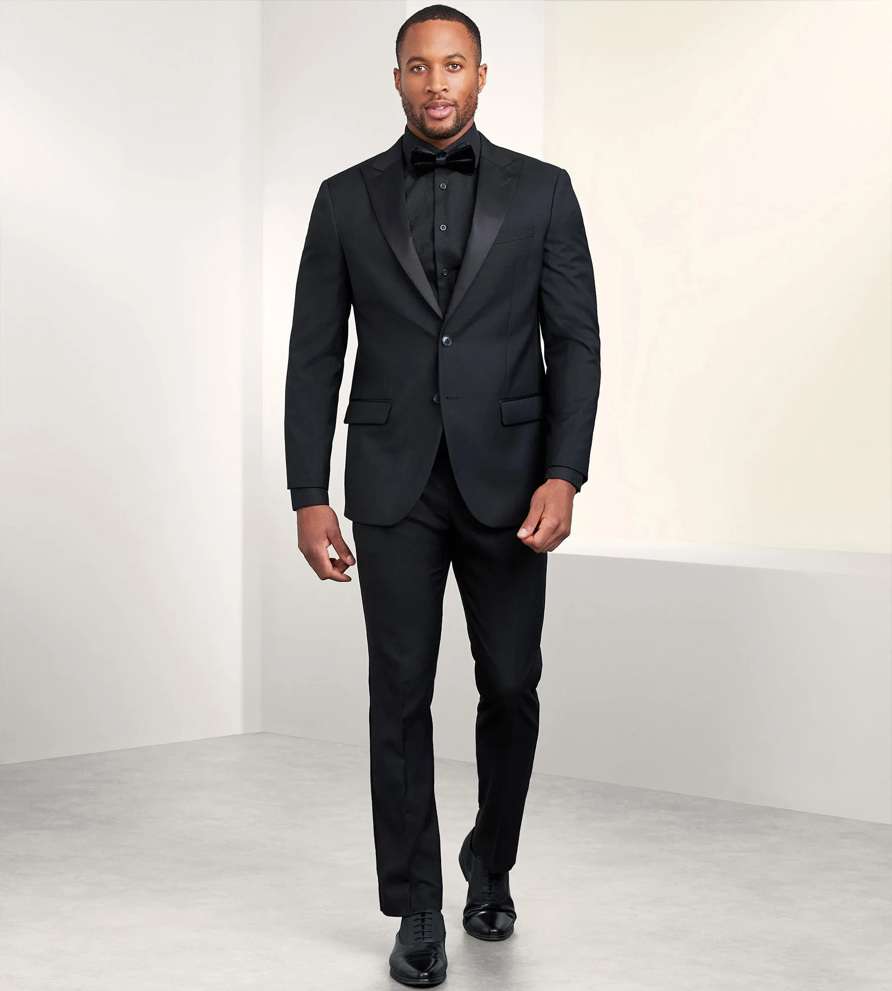 Modern Fit Stretch Peak Lapel Tuxedo